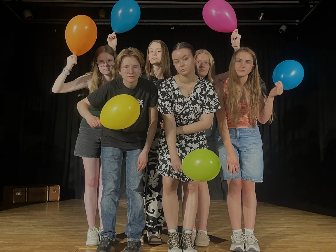 Gruppenbild mit Ballons in der Hand