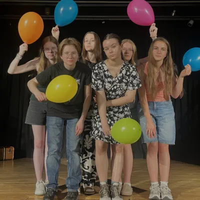 Gruppenbild mit Ballons in der Hand